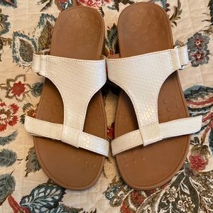 Vionic sandal, like new. Barely worn. Size 7, white